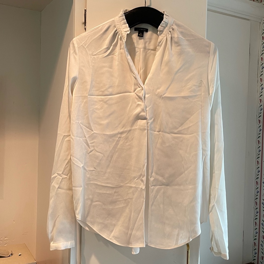 Ann Taylor white Ruffled Blouse XS.